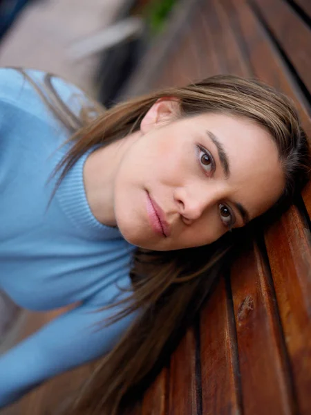 Retrato Una Hermosa Joven Con Camisa Azul Blusa Blanca Banco —  Fotos de Stock