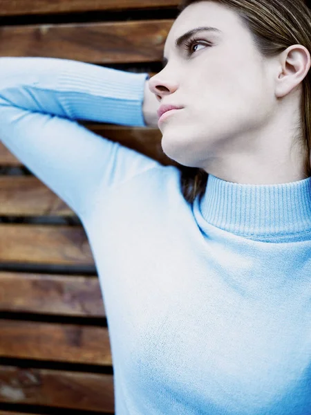 Ritratto Una Giovane Donna Con Camicia Bianca Occhi Azzurri Sfondo — Foto Stock