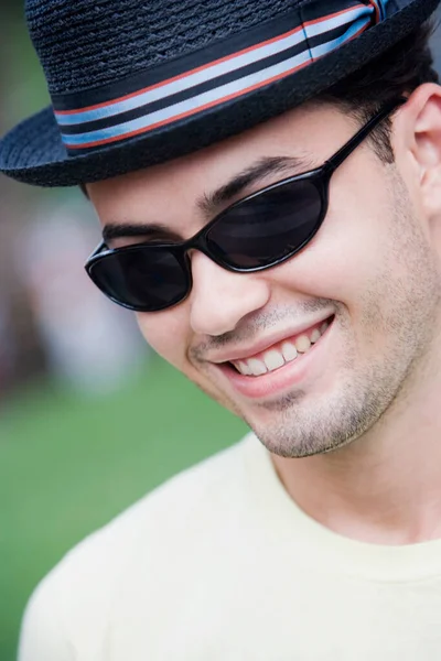 Retrato Joven Guapo Con Sombrero Gafas Sol — Foto de Stock