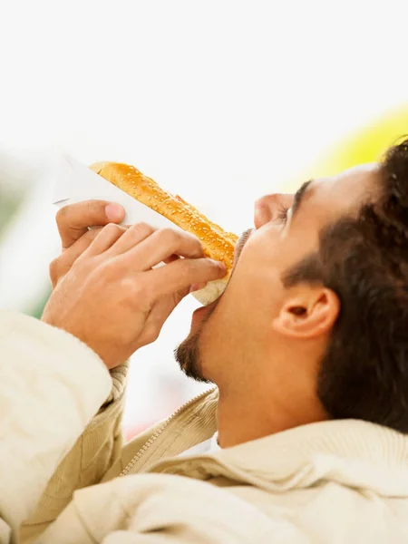Чоловік Їсть Бутерброд Хлібом — стокове фото