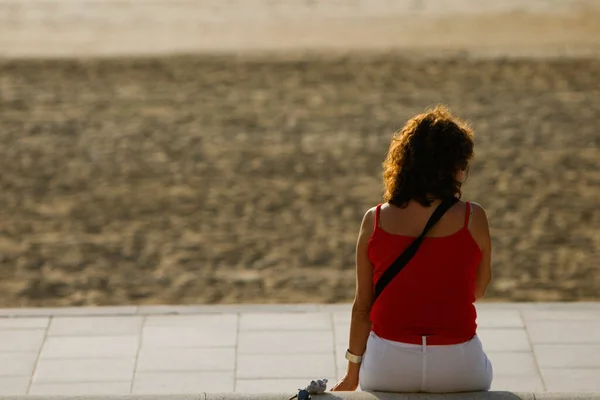Mujer Joven Sentada Playa — Foto de Stock