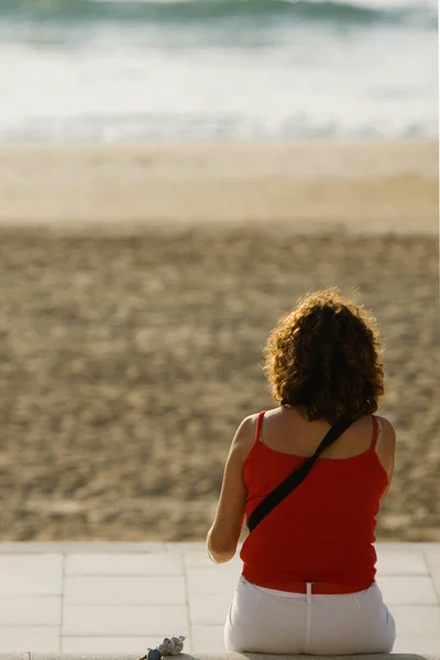 Mujer Con Una Tabla Surf Playa — Foto de Stock