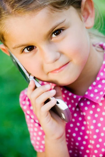 Retrato Uma Menina Bonito Com Telefone — Fotografia de Stock