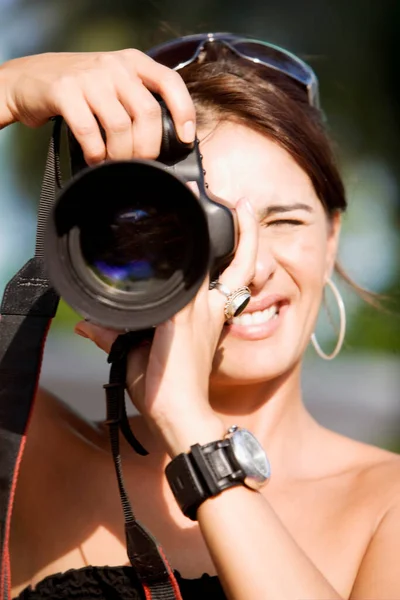 Jonge Vrouw Met Camera Het Park — Stockfoto