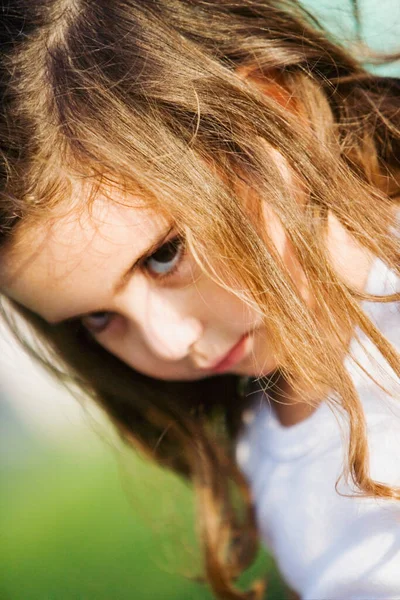 Retrato Una Hermosa Joven Con Pelo Largo — Foto de Stock