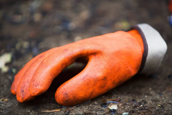 地面に赤とオレンジのゴム手袋 — ストック写真