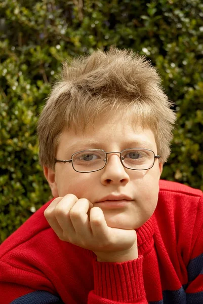 Retrato Niño Con Una Chaqueta Roja Gafas —  Fotos de Stock