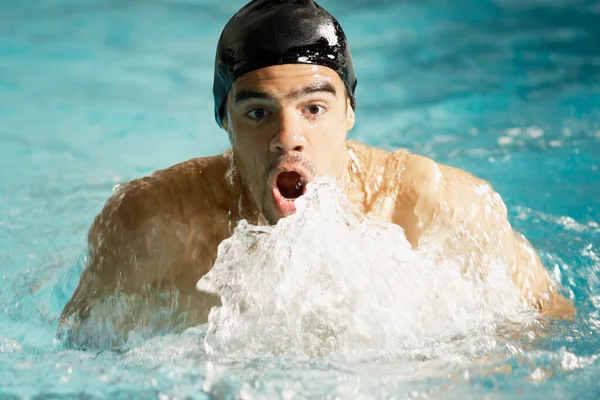 Joven Piscina —  Fotos de Stock