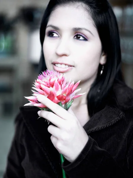 Bahçede Çiçekleri Olan Güzel Genç Bir Kadın — Stok fotoğraf