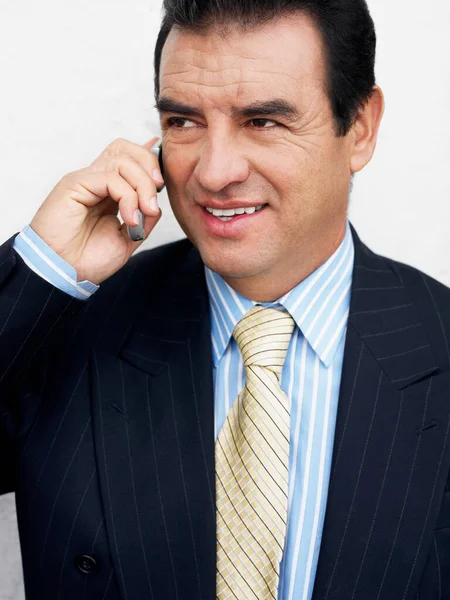 Портрет Бизнесмена Разговаривающего Мобильному Телефону — стоковое фото
