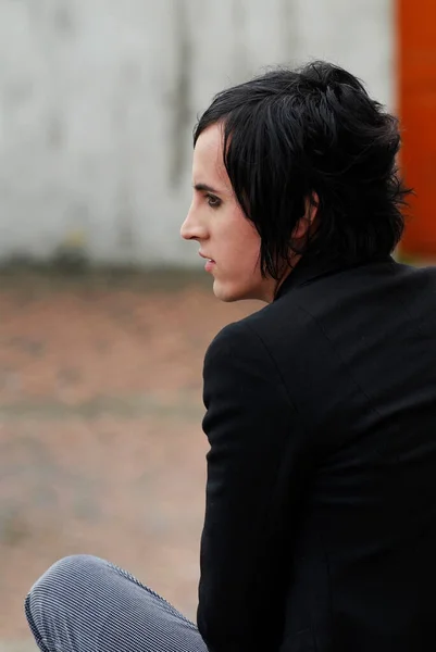Şehrin Arka Planında Siyah Takım Elbiseli Ceketli Genç Bir Kadının — Stok fotoğraf