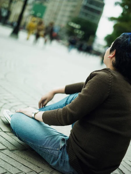 Jeune Femme Assise Sur Banc Regardant Caméra — Photo