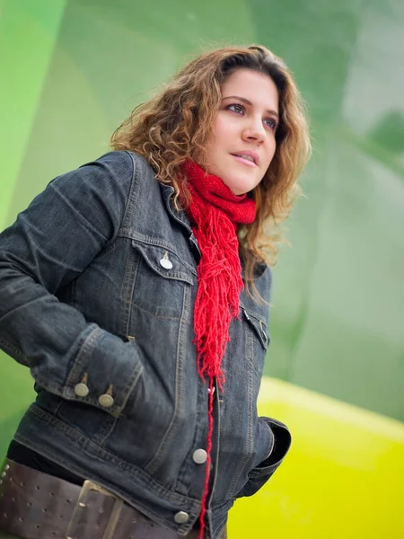 Jeune Belle Femme Dans Une Veste Rouge Jean Posant Dans — Photo