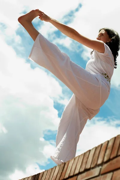 Young Woman Stretching Roof Beach — Stock Photo, Image