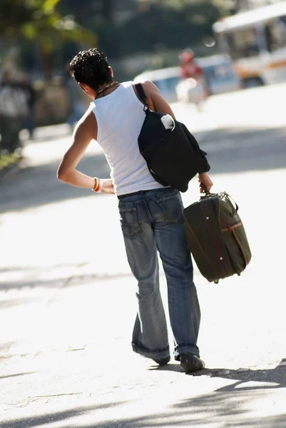 Joven Con Mochila Caminando Por Calle —  Fotos de Stock