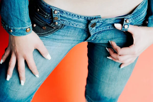 Vista Cortada Mulher Segurando Jeans Calças Jeans — Fotografia de Stock