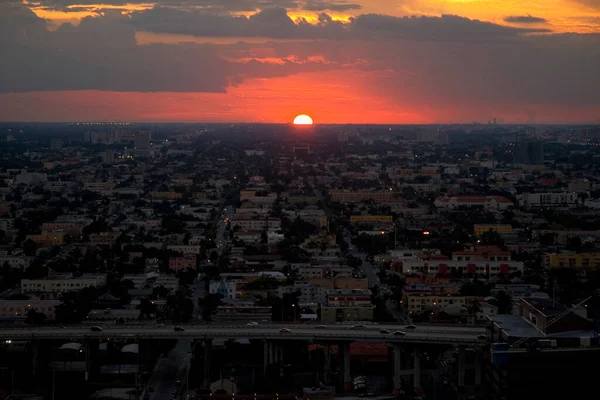 夕阳西下在巴塞洛纳市上空 西班牙 — 图库照片
