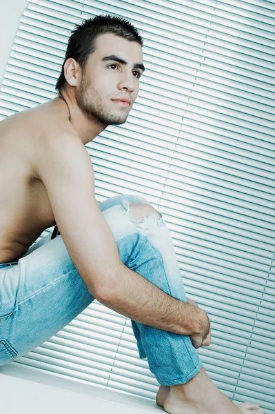 Sakallı Beyaz Gömlekli Genç Bir Adamın Portresi — Stok fotoğraf