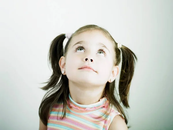 Portret Van Een Schattig Klein Meisje — Stockfoto