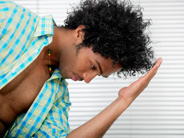 Homem Americano Africano Com Cabelo Afro Penteado Encaracolado Olhando Para — Fotografia de Stock