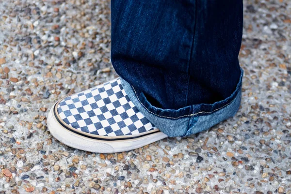 Primer Plano Unas Zapatillas Azules Blancas Sobre Fondo Gris — Foto de Stock