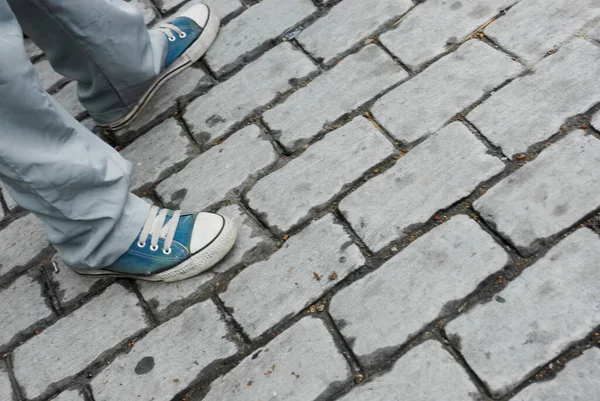Πόδια Ενός Άνδρα Άσπρα Αθλητικά Παπούτσια Στο Δρόμο — Φωτογραφία Αρχείου