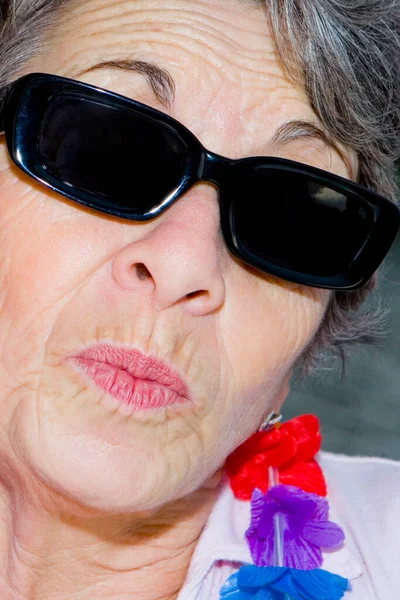 戴太阳镜的老年妇女的肖像 — 图库照片
