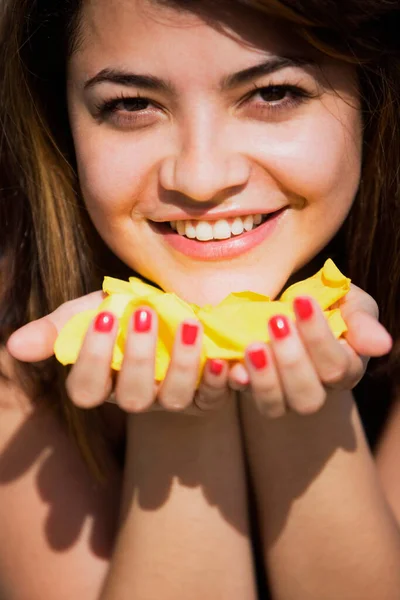 Hermosa Joven Con Plátano — Foto de Stock
