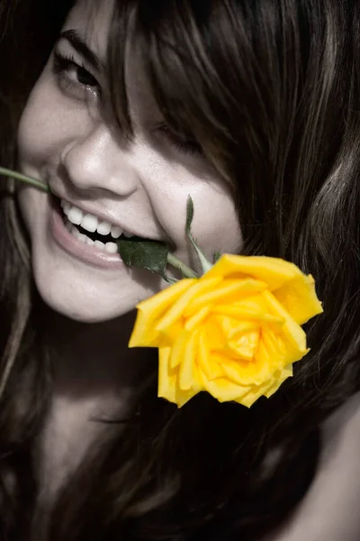 美丽的年轻女子 与黄色花 — 图库照片