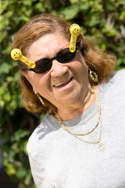 Portrait Une Belle Femme Âgée Avec Des Lunettes Soleil — Photo