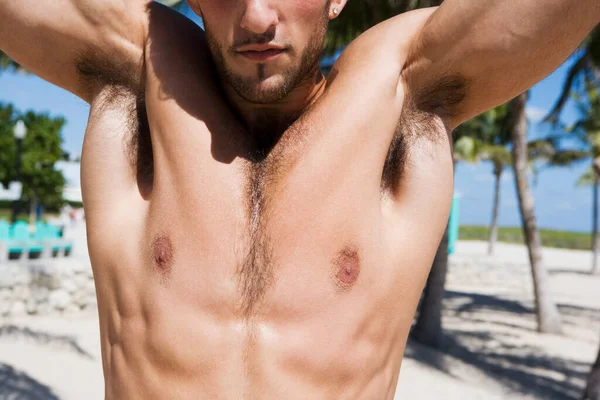 Junger Mann Mit Muskulösem Oberkörper Strand — Stockfoto