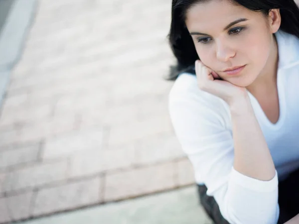 Portrait Une Belle Jeune Femme Aux Cheveux Longs — Photo