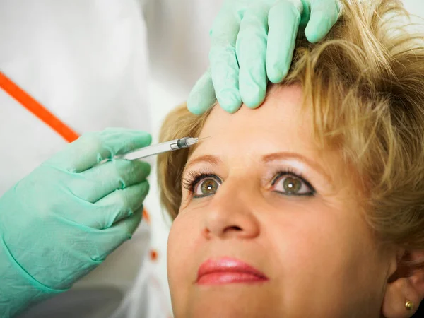 Woman Applying Eyebrow Injection Beauty Salon — Stock Photo, Image