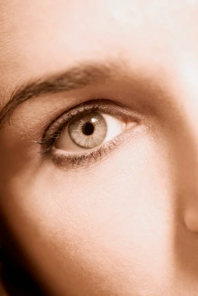 Close Van Een Mooie Jonge Vrouw Met Een Groene Ogen — Stockfoto