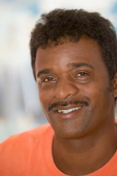 Portret Van Een Knappe Afro Amerikaanse Man Die Lacht — Stockfoto