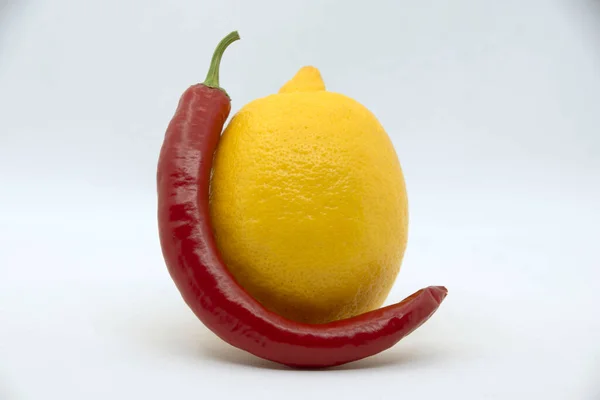 Limón Amarillo Con Pimiento Rojo Amargo Sobre Fondo Blanco — Foto de Stock