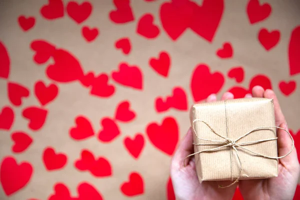 Manos Sosteniendo Hermosa Caja Regalo Regalo Femenino Día San Valentín — Foto de Stock