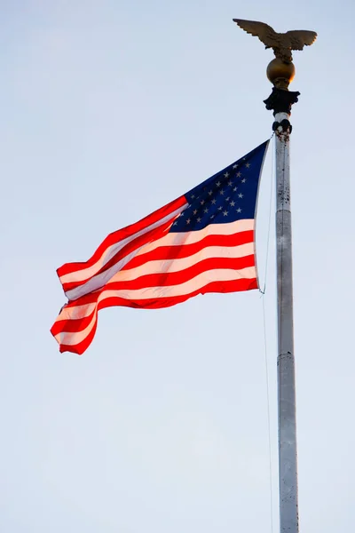 Amerikanische Flagge Auf Dem Hintergrund Der Nationalflaggen Der Vereinigten Staaten — Stockfoto