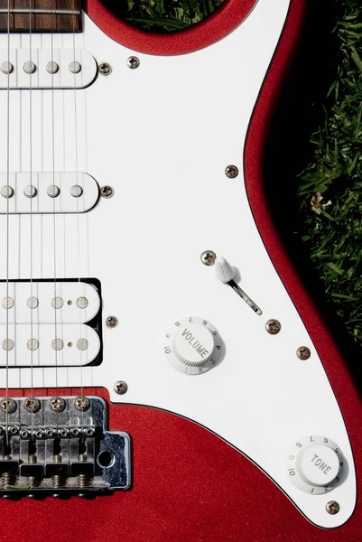 Guitarra Eléctrica Cuerda Roja Sobre Fondo Blanco — Foto de Stock