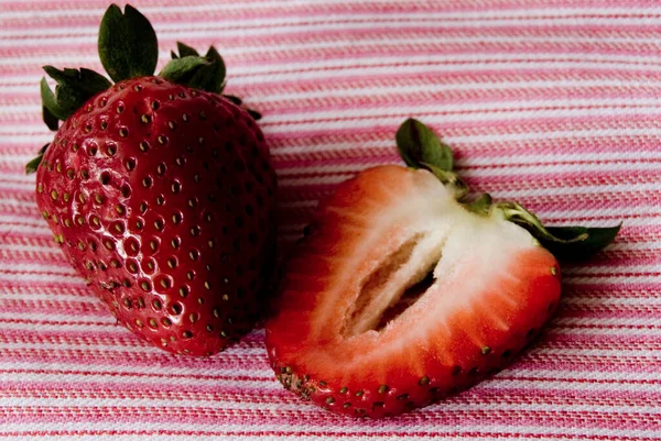 Frische Erdbeeren Auf Einem Teller — Stockfoto