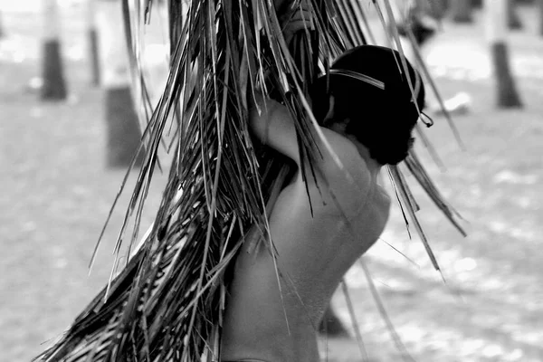 Молода Жінка Чорному Купальнику Позує Пляжі — стокове фото