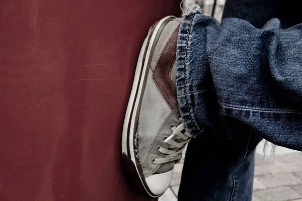 Elegantes Zapatillas Deporte Sobre Fondo Madera — Foto de Stock