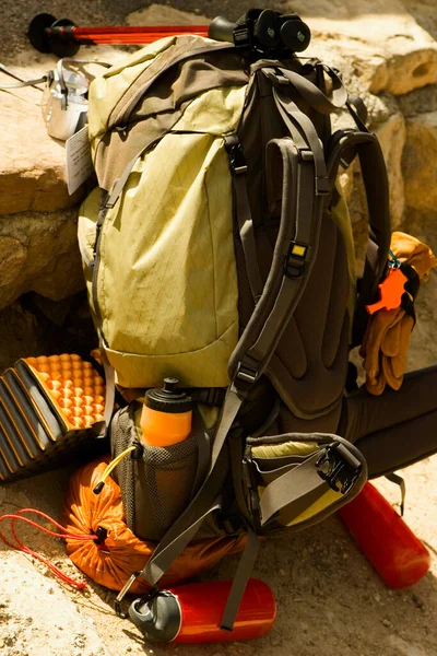 Rugzak Met Een Koffer Een Tent Een Houten Achtergrond — Stockfoto