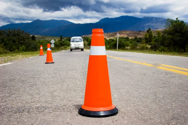 Vägskylt Med Trafikkon Bakgrunden Staden — Stockfoto