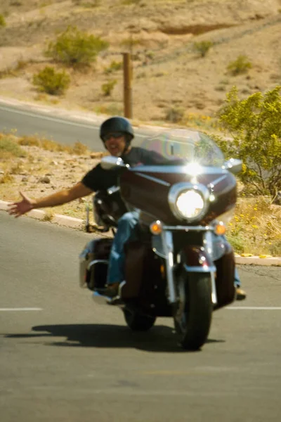 Człowiek Jazda Motocyklu Mieście — Zdjęcie stockowe