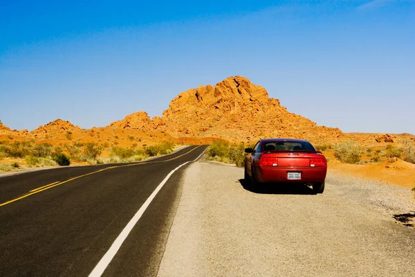 Estrada Deserto Paisagem Pitoresca Vista Areia Vermelha Branca Carro — Fotografia de Stock