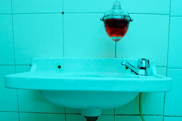 蓝色水的现代浴室内部 — 图库照片