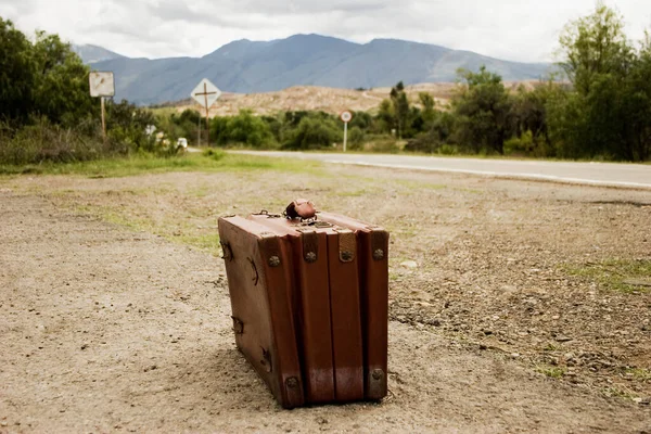 Mala Velha Com Malas Saco Fundo Estrada — Fotografia de Stock