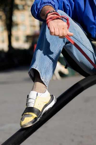 Junger Mann Mit Skateboard Der Stadt — Stockfoto