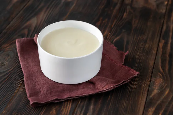 一碗木制背景的美味酸奶 — 图库照片